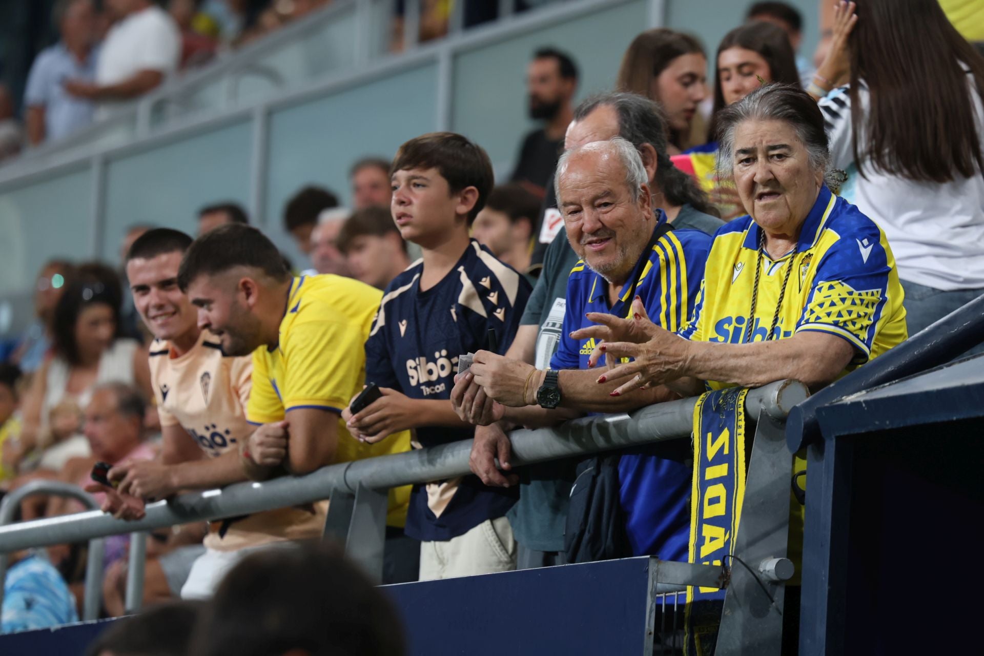 Fotos: El Cádiz transforma las penas máximas en alegría para llevarse el Trofeo Carranza