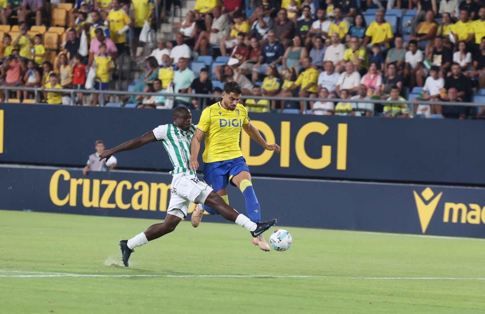 Fotos: El Cádiz transforma las penas máximas en alegría para llevarse el Trofeo Carranza