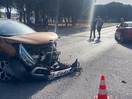 Colisión de dos coches en un accidente de tráfico en Puerto Real