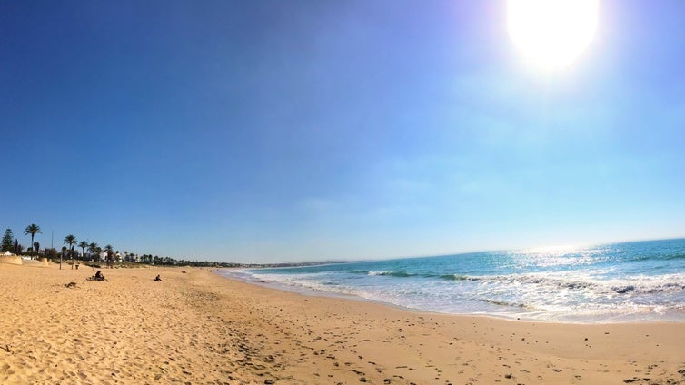 Así es la playa más larga de Cádiz: tiene ocho kilómetros de arena dorada y agua cristalina