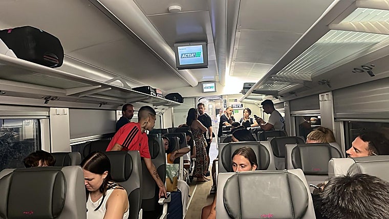 Pasajeros a bordo del tren parado durante horas