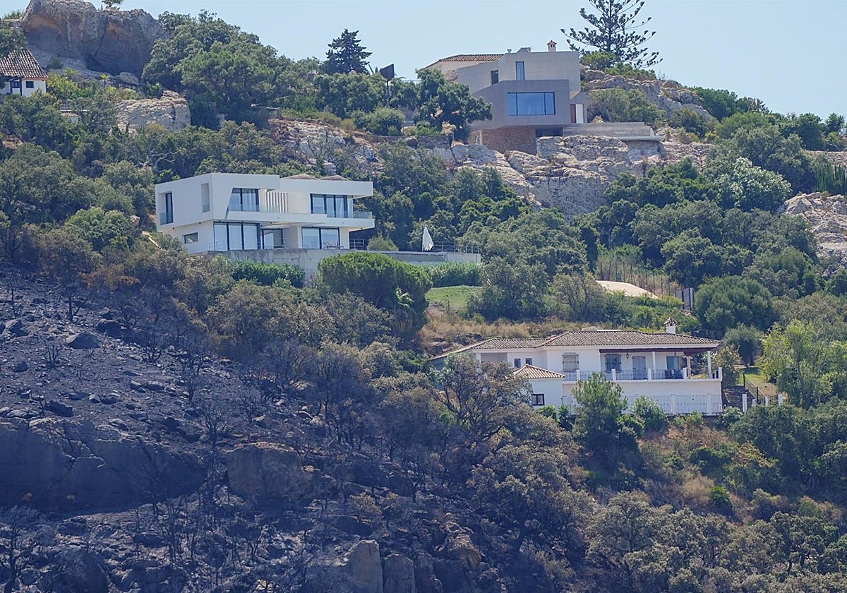 Imágenes de lo cerca que ha estado el fuego de las casas. A12 de agosto de 2025.