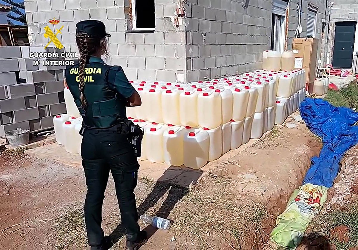 Garrafas de gasolina para narcolanchas halladas en una finca en Chiclana de la Fronter.