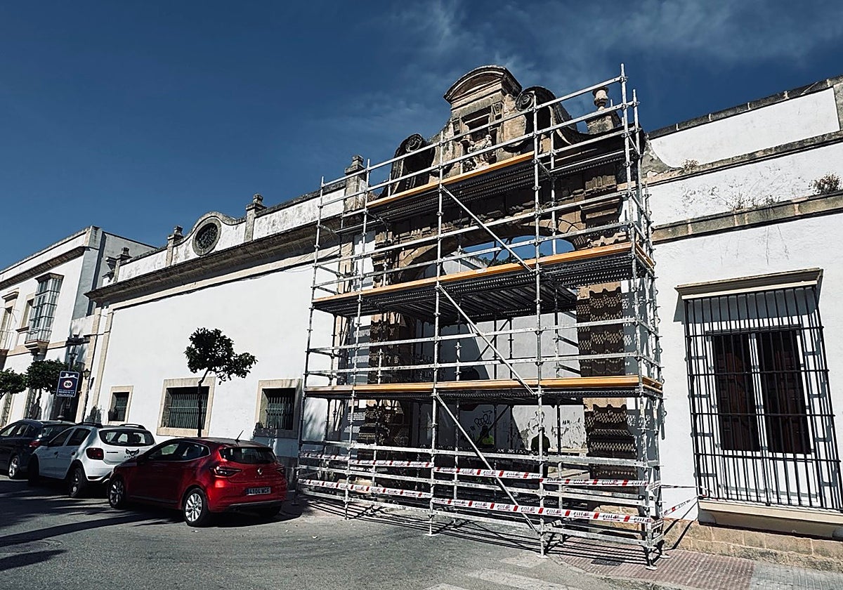 Comienza en El Puerto la restauración del Arco de la Santísima Trinidad en la plaza de Los Jazmines