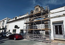 Comienza en El Puerto la restauración del Arco de la Santísima Trinidad en la plaza de Los Jazmines