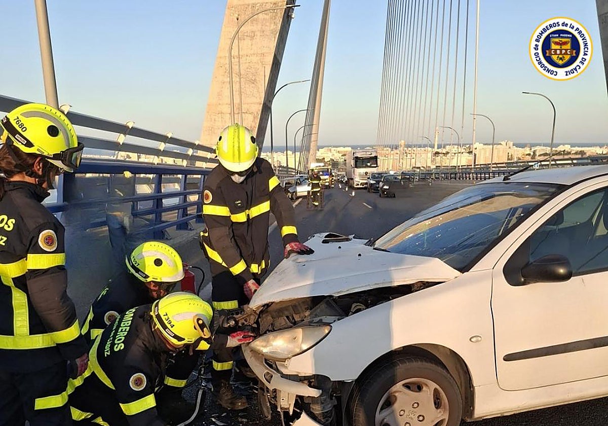Un accidente en el puente de la Constitución deja varios heridos