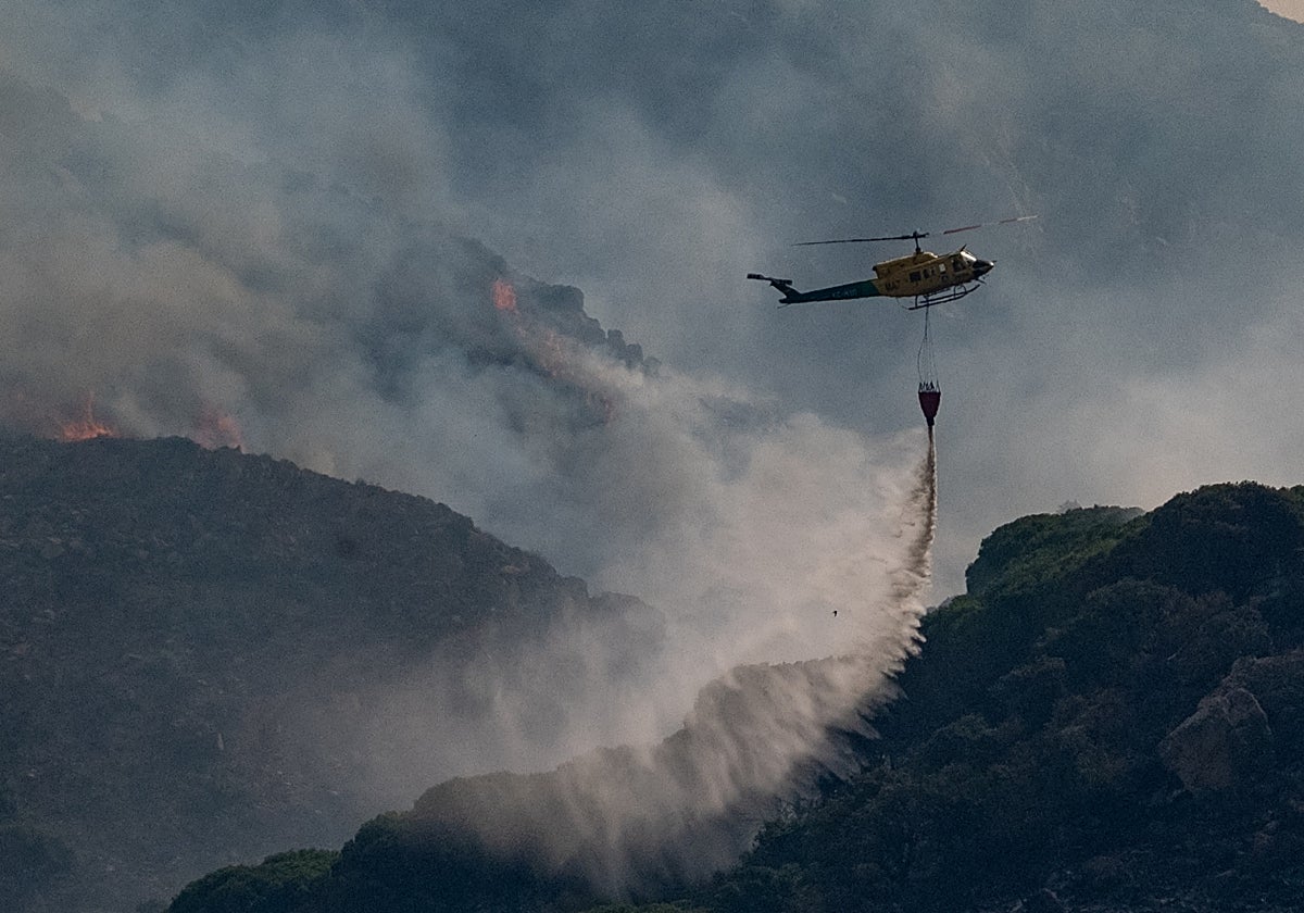 Helicóptero trabajando en Tarifa sobre un incendio
