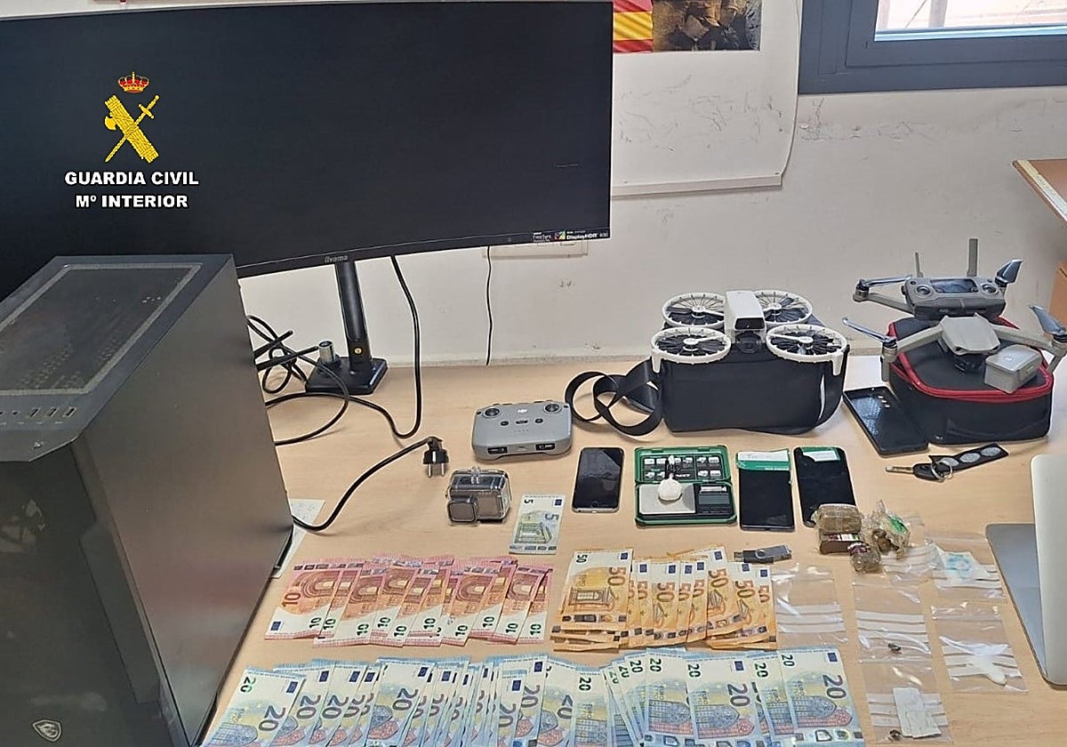 Droga, dinero y objetos hallados al desmantelar un domicilio en Tarifa que operaba como punto de venta de drogas.