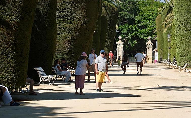 Imagen principal - El vandalismo obligará al Ayuntamiento de Cádiz a cerrar varios parques por la noche