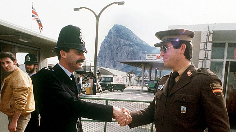 Policía Nacional saludando a un Bobby inglés en el límite de la frontera, horas antes de la apertura definitiva de la verja de Gibraltar el 4 de febrero de 1985. La apertura de este «pequeño muro de Berlín», como algunos todavía lo recuerdan, y que abrió un camino hacia una normalidad que todavía no se ha cerrado