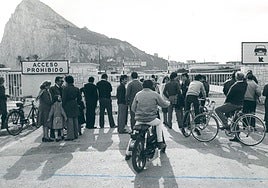 Colas, controles y gasolina barata: la Verja de Gibraltar, símbolo de la separación, se despide de su historia