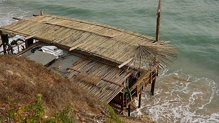 La fuerte corriente destroza el chiringuito de la playa del Pirata en Los Caños: así ha quedado