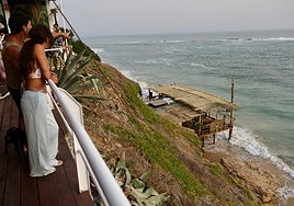 La fuerte corriente destroza el chiringuito de la playa del Pirata en Los Caños: así ha quedado