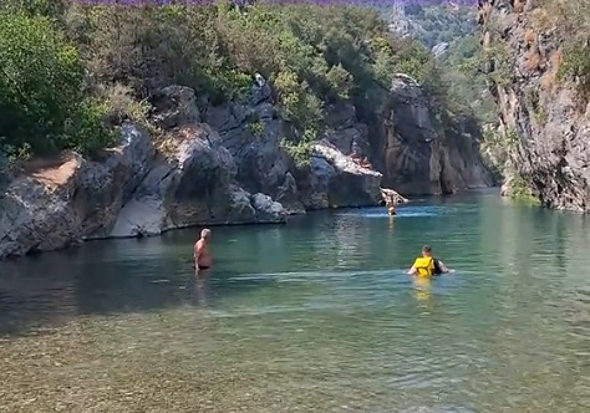 Aguas cristalinas en la poza Charco del Moro