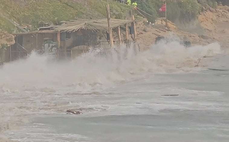 Imagen principal - La fuerte corriente destroza el chiringuito de la playa del Pirata en Los Caños: así ha quedado