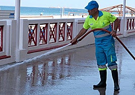 Las frecuencias de limpieza de las calles de Cádiz comprometidas en el pliego