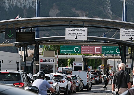 Imagen secundaria 1 - La Línea espera la caída de la Verja: «Tenemos miedo porque no sabemos cómo va a afectarnos»