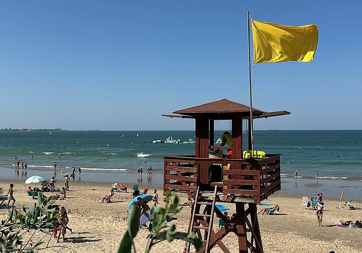 En algunas playas ondean las banderas amarillas de precaución.