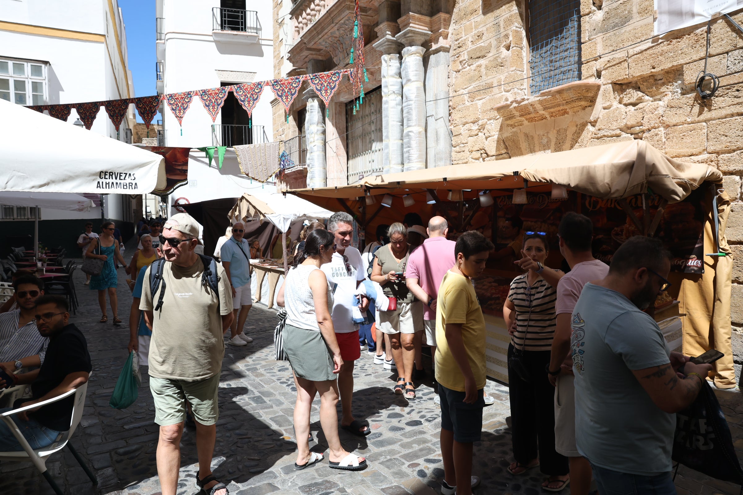 Gran ambiente en la segunda jornada del Mercado Andalusí en Cádiz