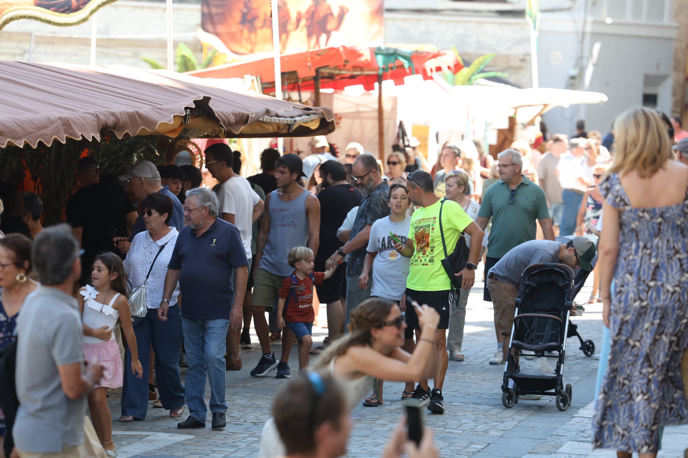 Gran ambiente en la segunda jornada del Mercado Andalusí en Cádiz