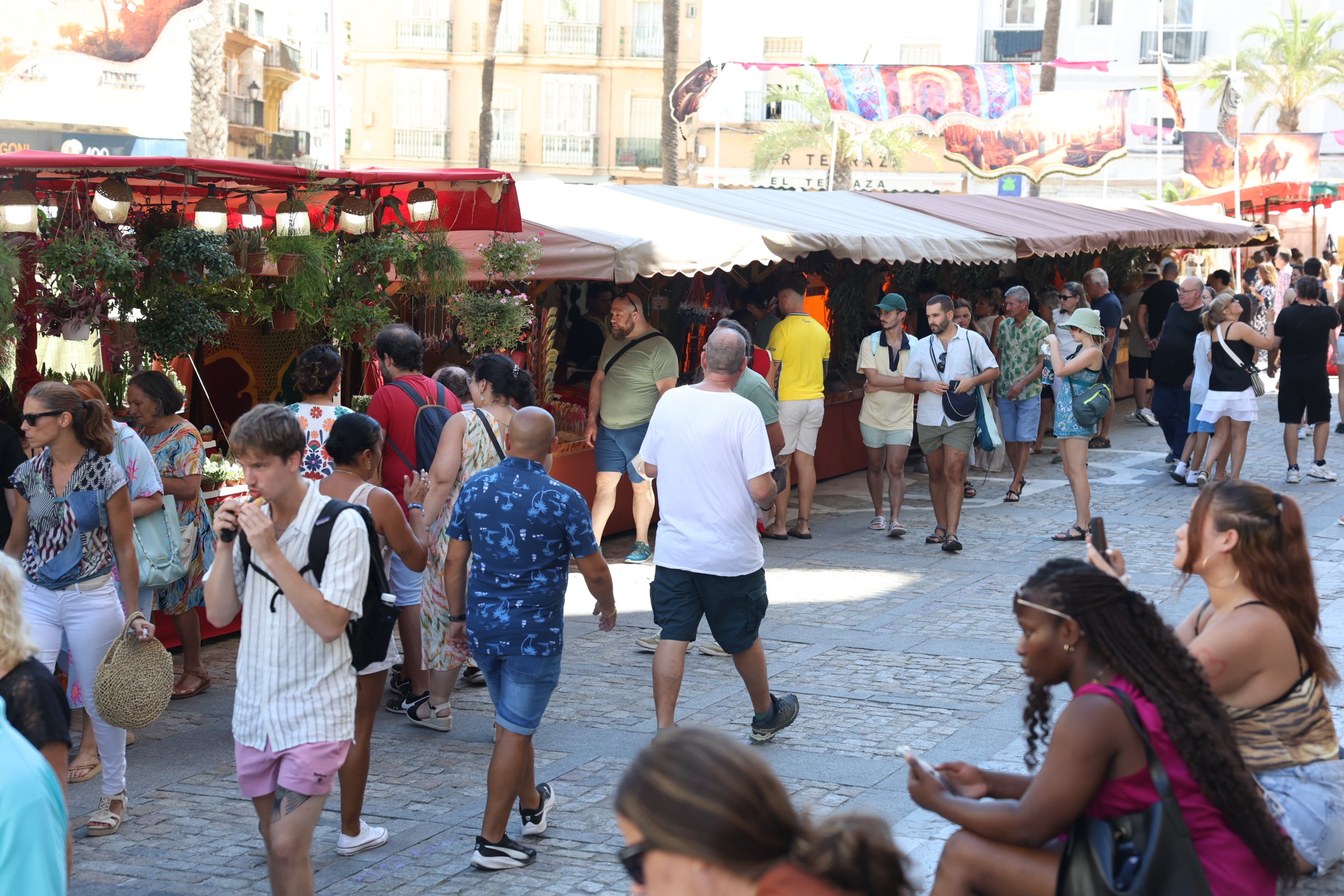 Gran ambiente en la segunda jornada del Mercado Andalusí en Cádiz