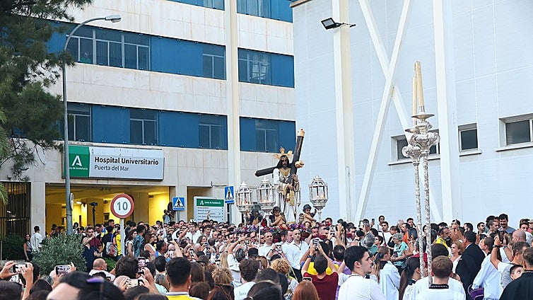 Emocionante visita del Nazareno al hospital Puerta del Mar de Cádiz