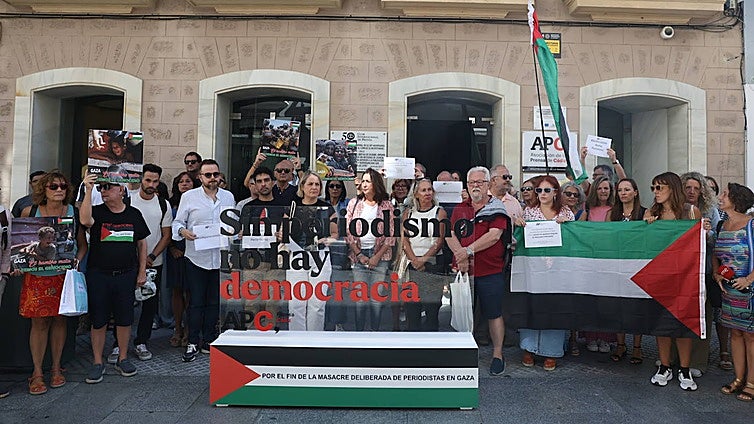La Asociación de la Prensa de Cádiz guarda un minuto de silencio por los periodistas asesinados en Gaza
