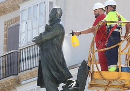 Brochas, agua desmineralizada y resina acrílica: así se limpia el monumento a Moret en Cádiz