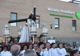 Emotiva visita del Nazareno de Cádiz a la residencia Micaela Aramburu