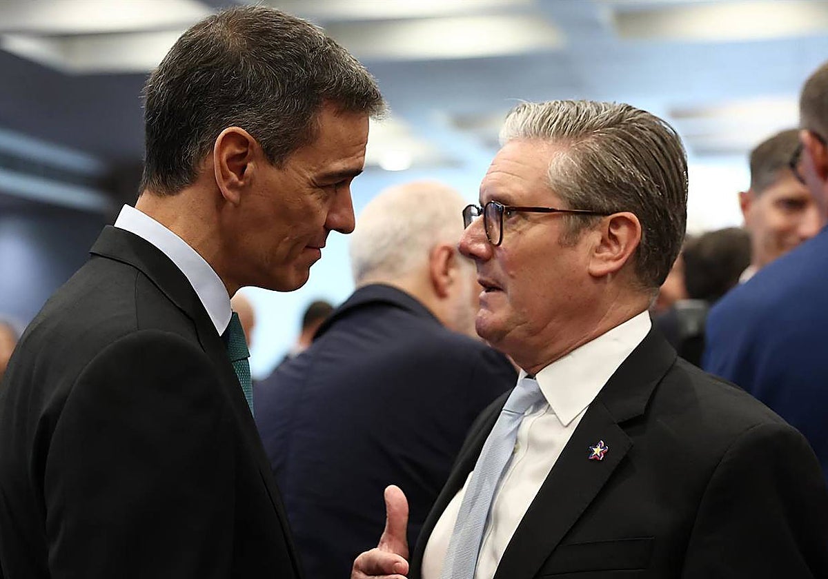 El presidente del Gobierno, Pedro Sánchez, conversa con el primer ministro de Reino Unido, Keir Starmer (archivo)