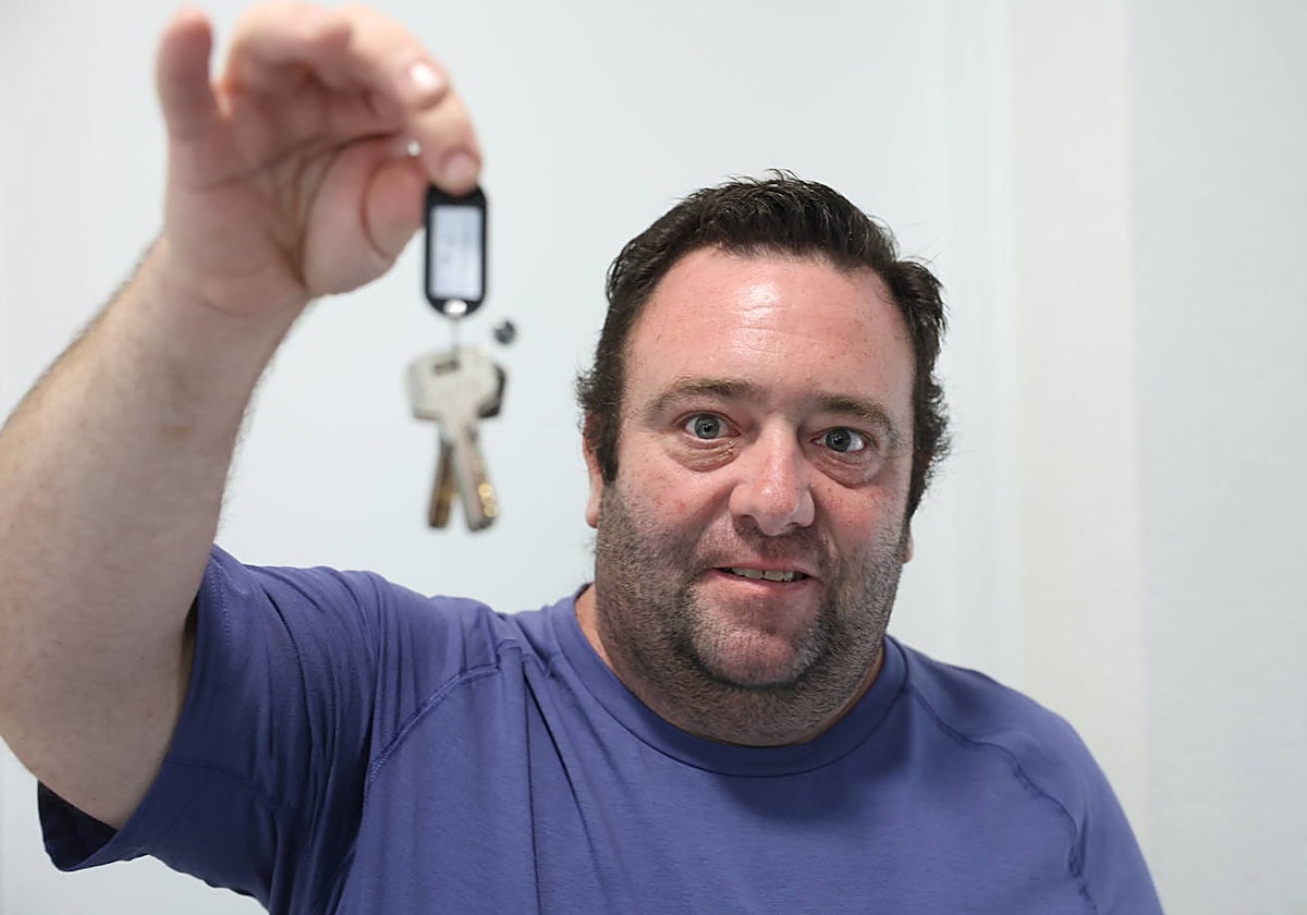 Antonio ha recibido este miércoles las llaves de su nueva vivienda