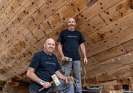 Dos carpinteros de Conil ayudan a restaurar un ballenero del siglo XVI en Guipúzcoa