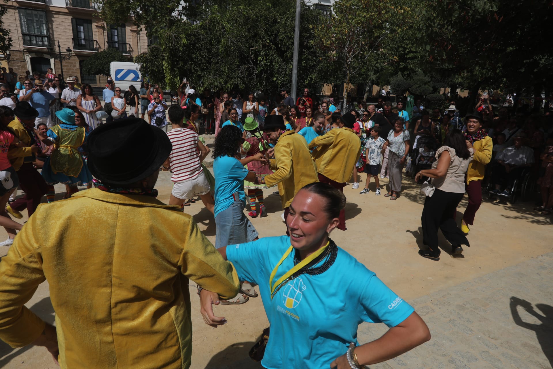 Fotos: Las imágenes del taller Danzas Internacionales del Festival de Folklore de Cádiz