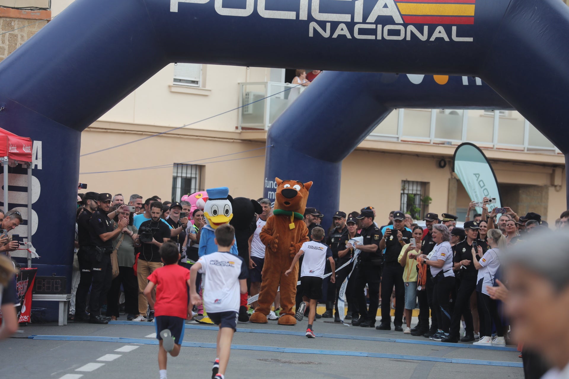 Fotos: Las imágenes de la carrera solidaria por las enfermedades raras de la Policía Nacional en Cádiz