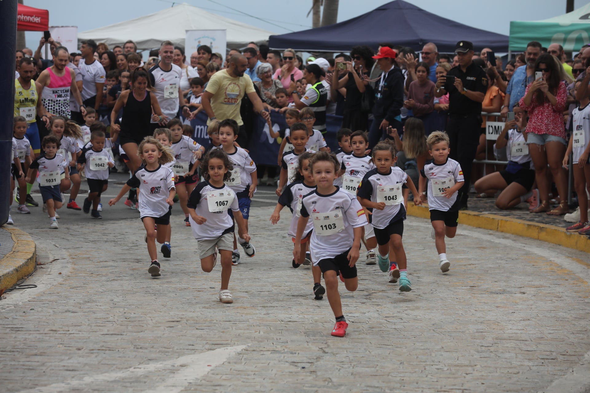Fotos: Las imágenes de la carrera solidaria por las enfermedades raras de la Policía Nacional en Cádiz