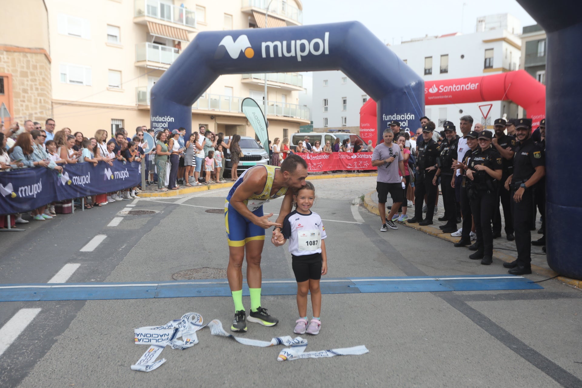 Fotos: Las imágenes de la carrera solidaria por las enfermedades raras de la Policía Nacional en Cádiz