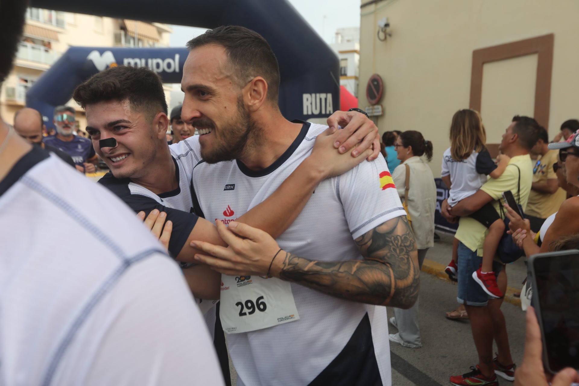 Fotos: Las imágenes de la carrera solidaria por las enfermedades raras de la Policía Nacional en Cádiz