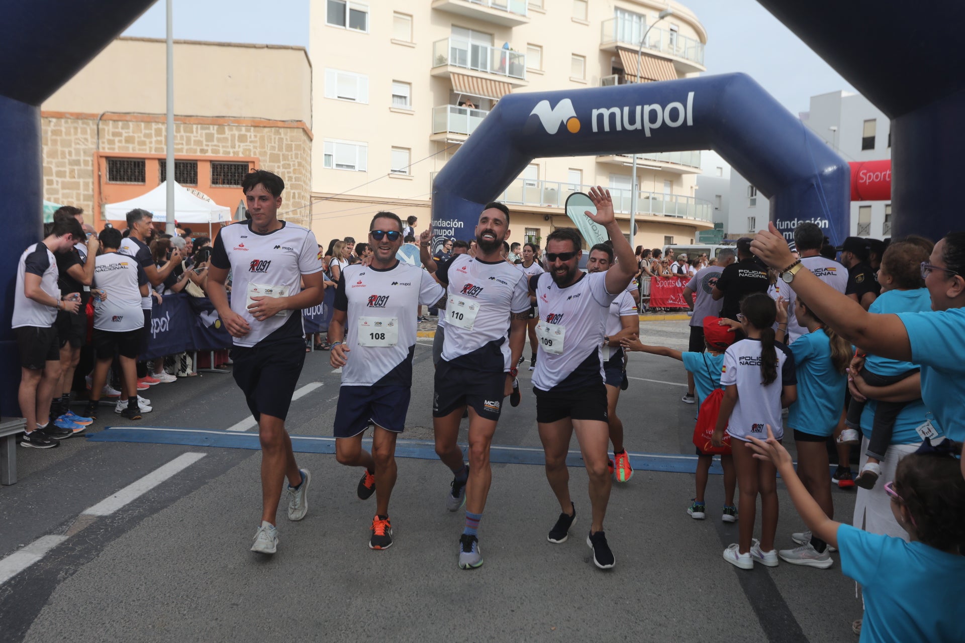 Fotos: Las imágenes de la carrera solidaria por las enfermedades raras de la Policía Nacional en Cádiz