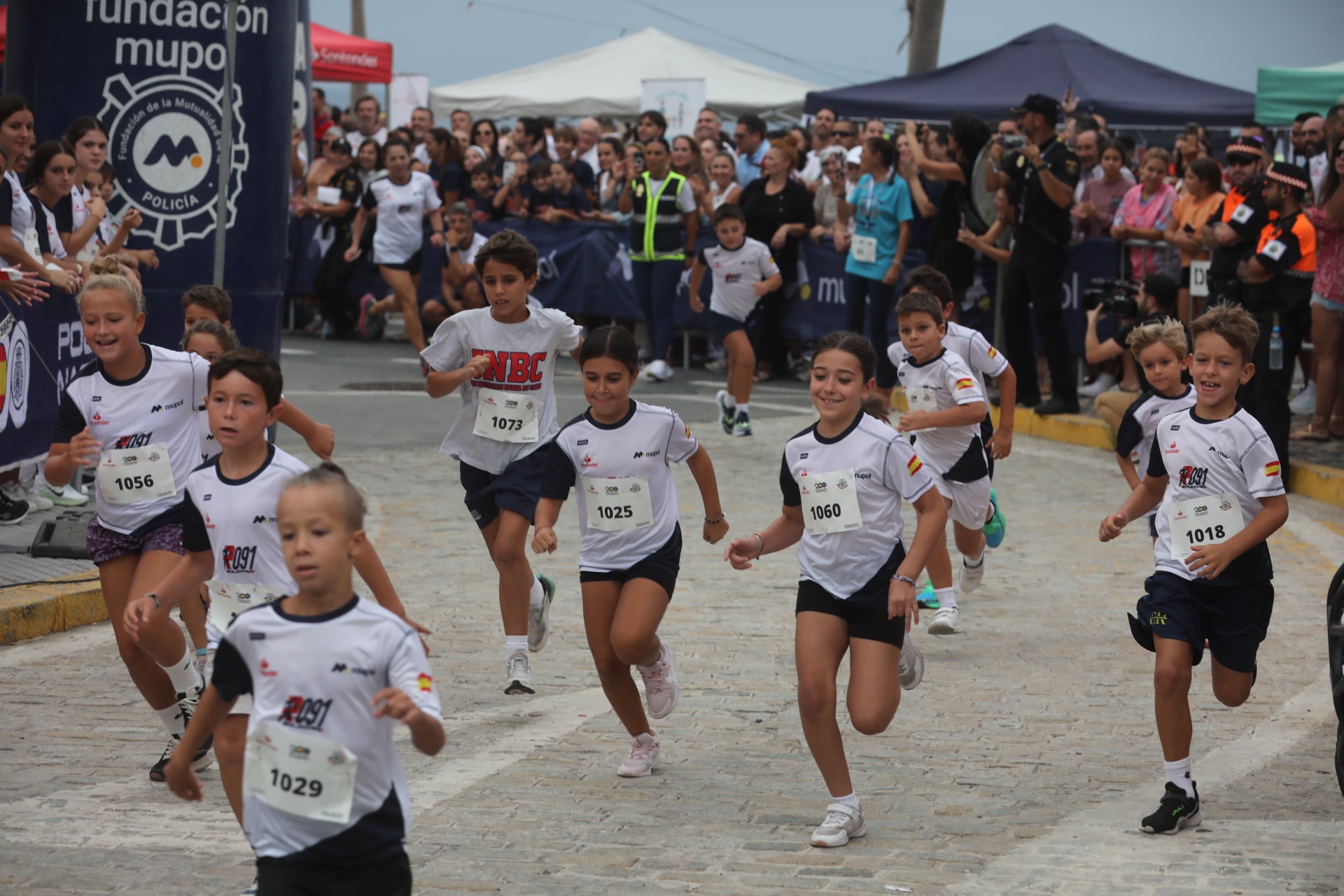 Fotos: Las imágenes de la carrera solidaria por las enfermedades raras de la Policía Nacional en Cádiz