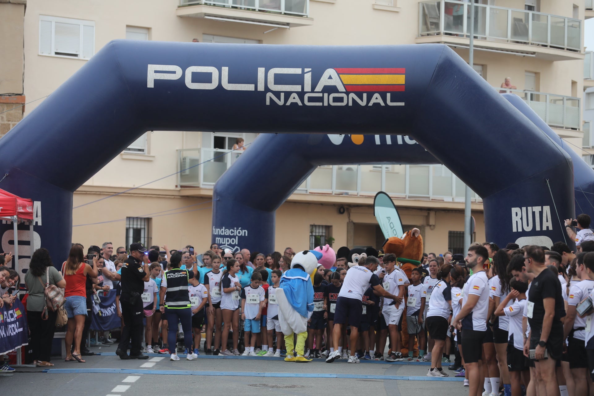 Fotos: Las imágenes de la carrera solidaria por las enfermedades raras de la Policía Nacional en Cádiz