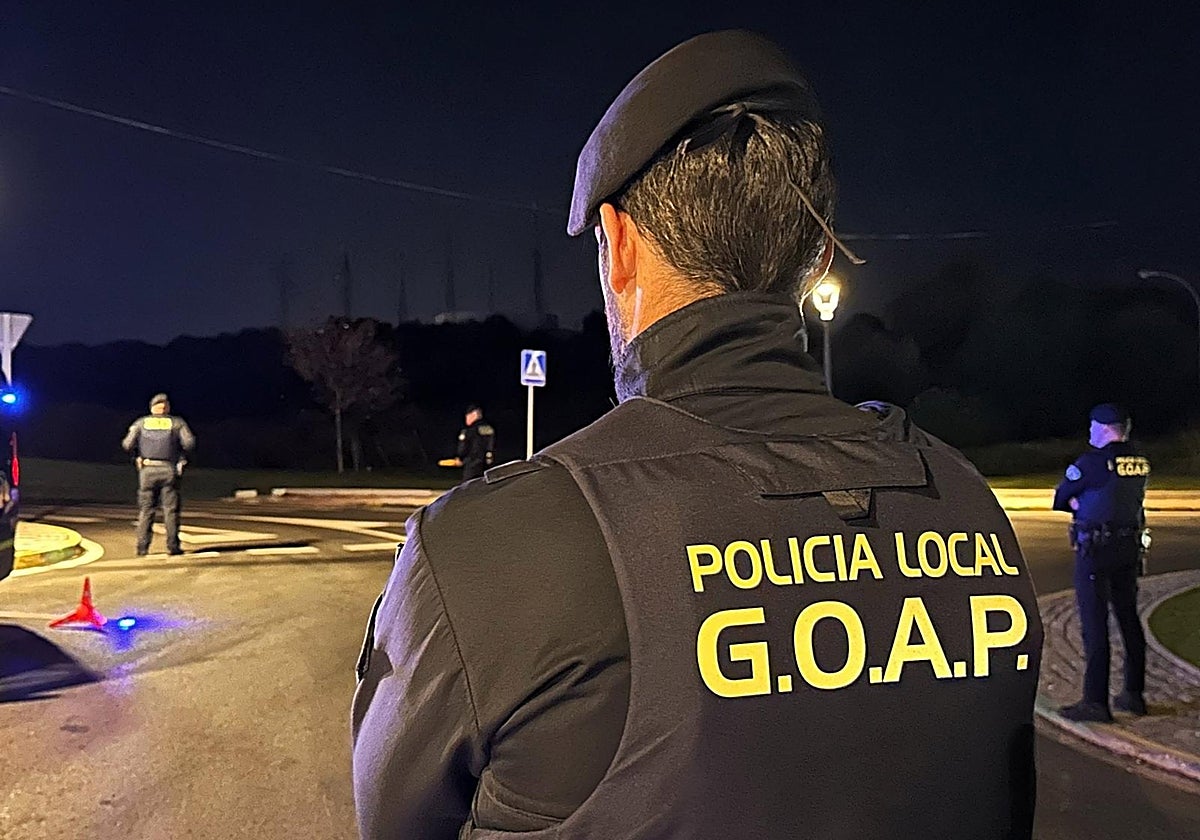 Un agente de la Policía Local de Los Barrios, pertenecientes al Grupo Operativo de Apoyo y Prevención