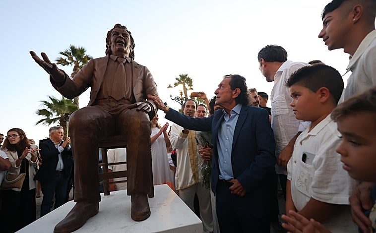 Imagen principal - Una escultura para rendir homenaje a un emocionado Juan Villar