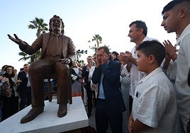 Una escultura para rendir homenaje a un emocionado Juan Villar