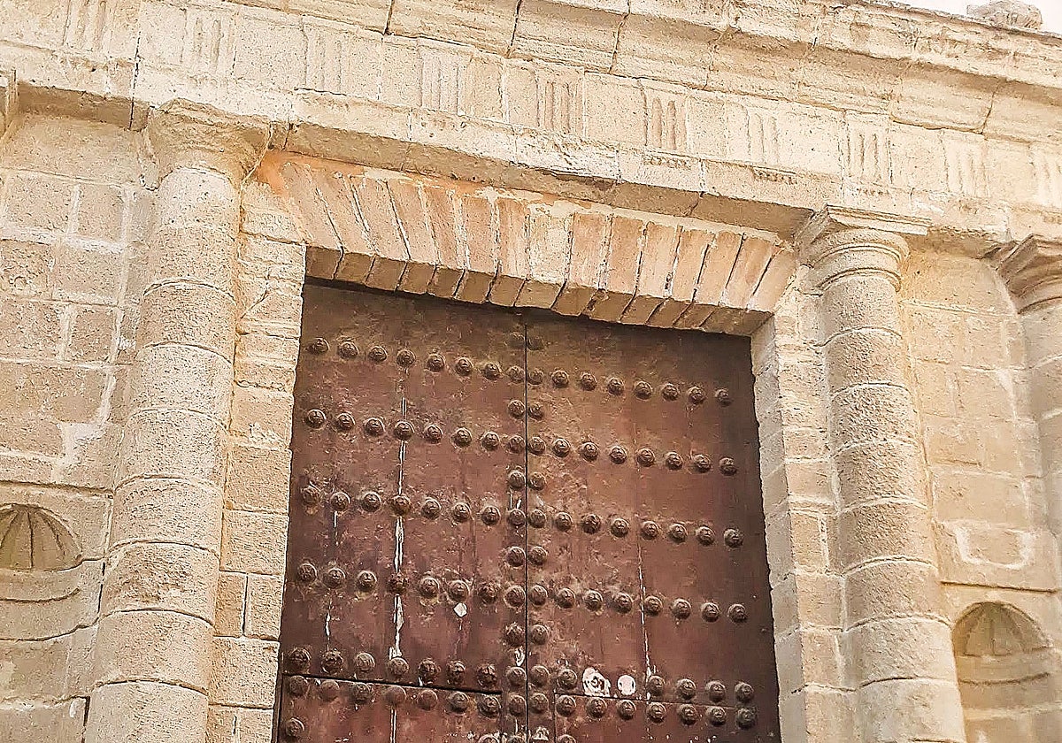 La Fundación Cádiz y la Hermandad del Nazareno de Santa María colaboran para restaurar la puerta de la iglesia de Santa María