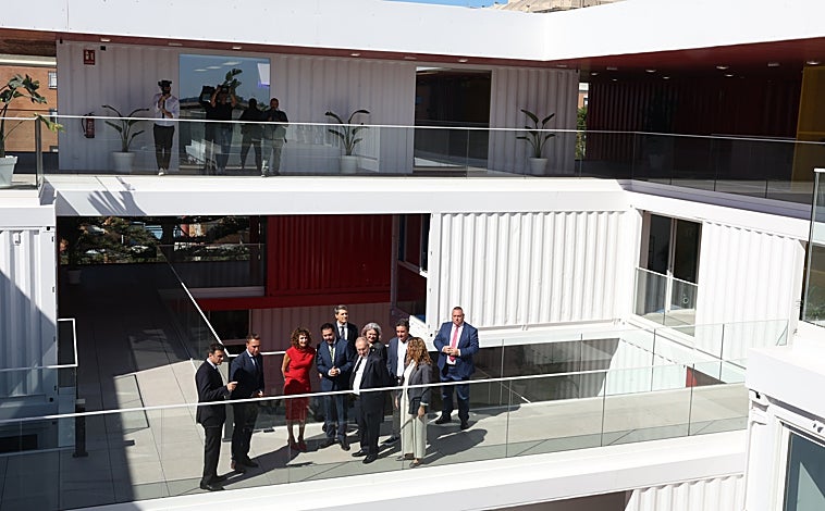 Imagen principal - Incubazul, el nuevo edificio de Zona Franca con contenedores marítimos reciclados, ve al fin la luz