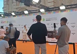Vídeo: Así es el paseo en el Falla por la alfombra 'roja', (que es naranja) del South Series Festival