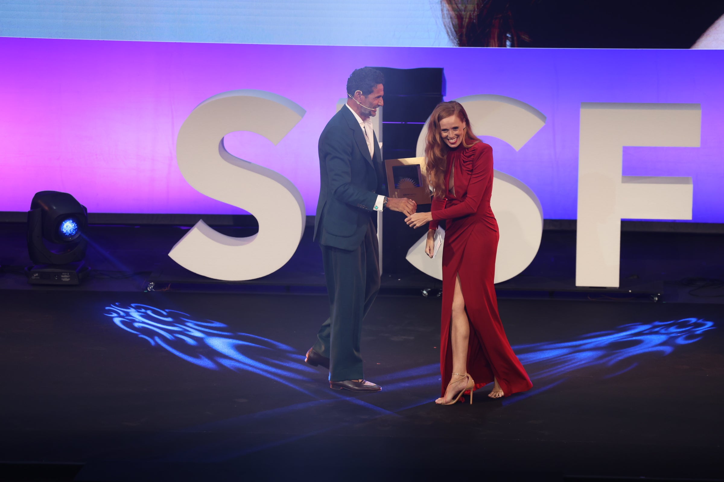 Las imágenes del primer desfile de estrellas por la alfombra naranja