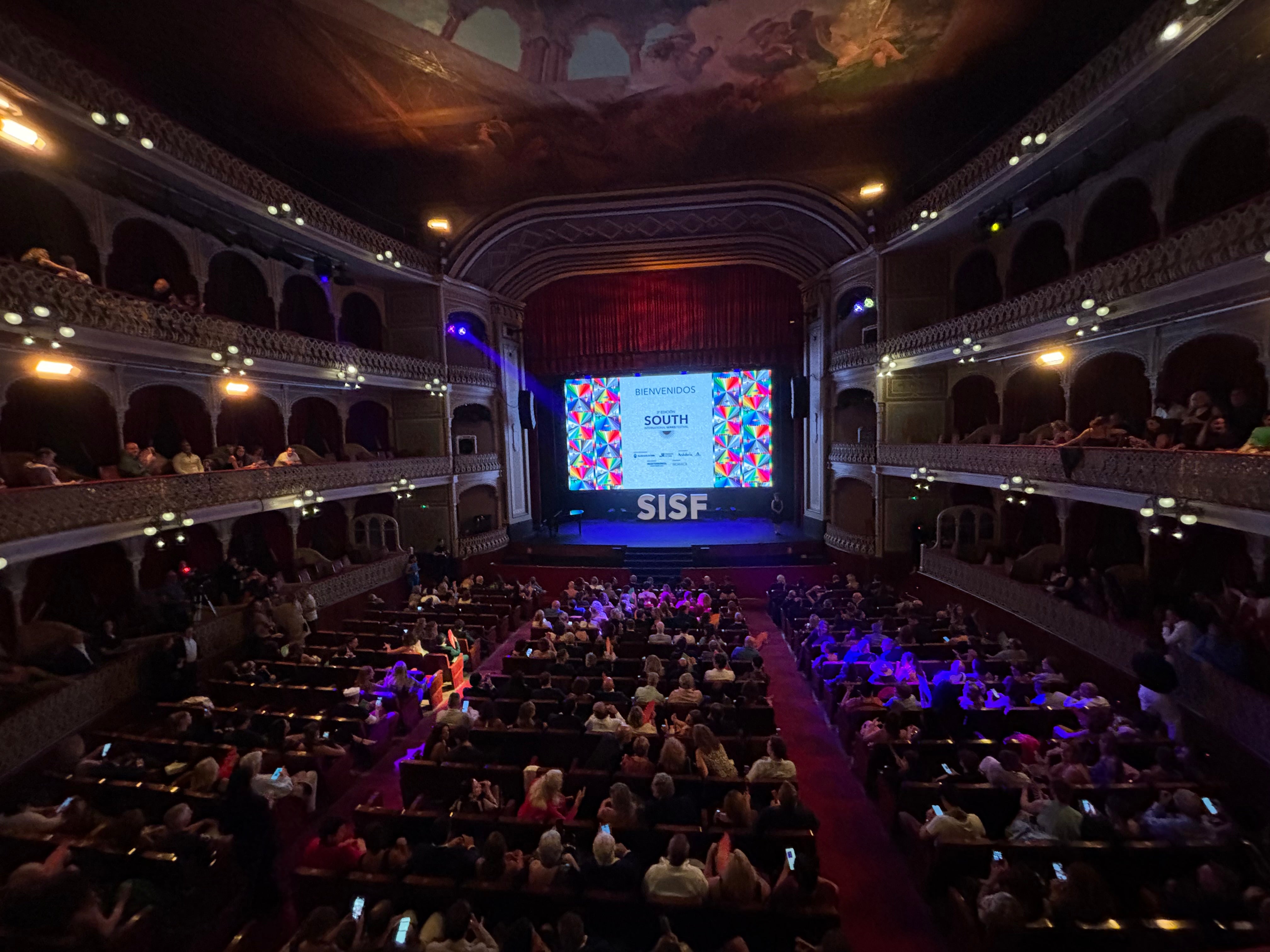 Las imágenes del primer desfile de estrellas por la alfombra naranja