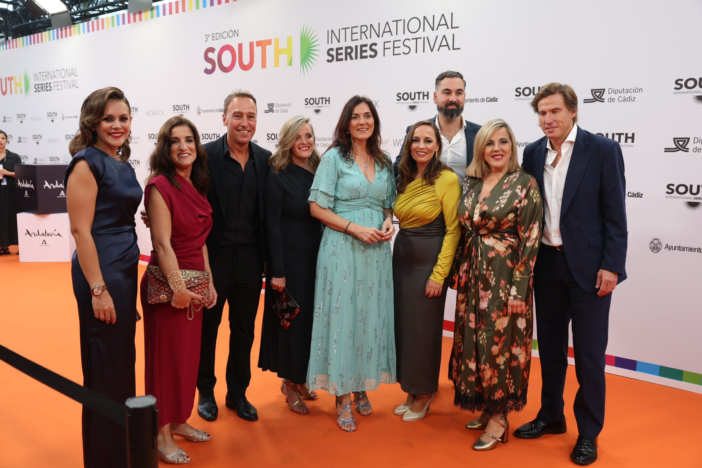 Las imágenes del primer desfile de estrellas por la alfombra naranja