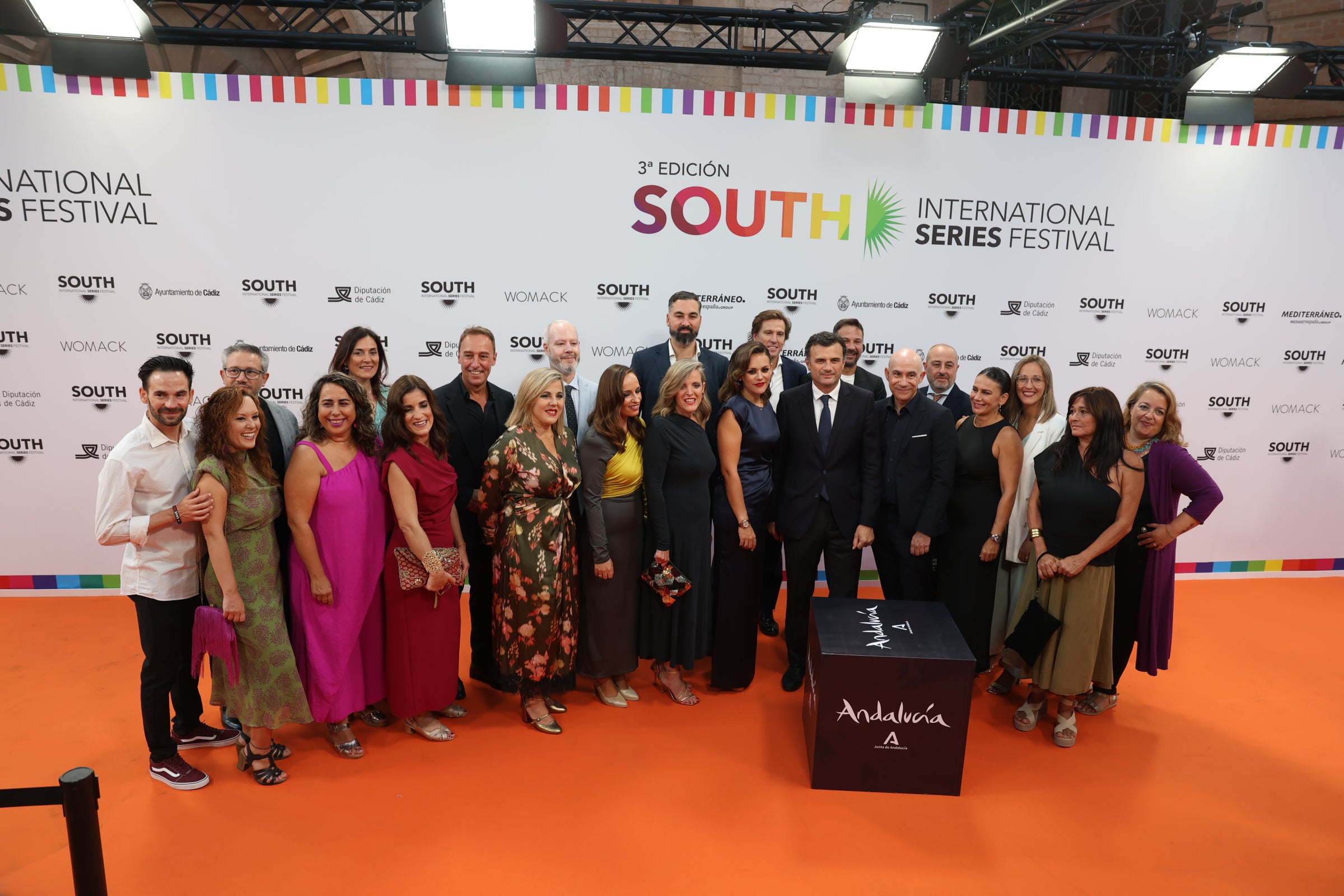Las imágenes del primer desfile de estrellas por la alfombra naranja
